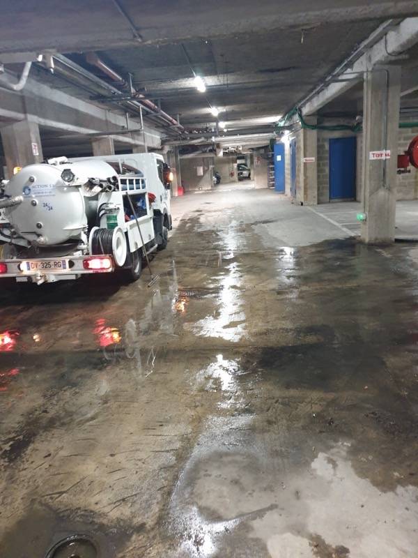Débouchage et nettoyage de canalisations dans garage à Marseille